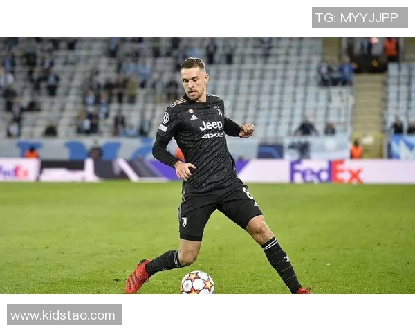 穿着Jeep的足球明星展现运动魅力与时尚风范的完美结合 穿着Jeep的足球明星展现运动魅力与时尚风范的完美结合