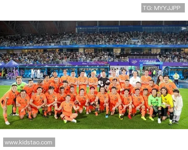 香港足球明星队成龙携手展现足球魅力助力青少年运动发展 香港足球明星队成龙携手展现足球魅力助力青少年运动发展